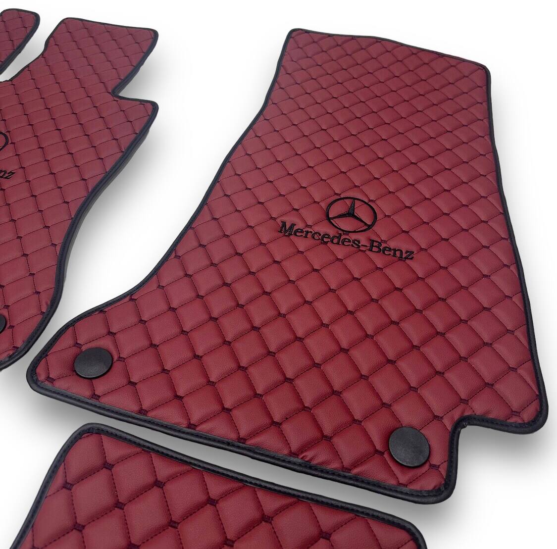 MERCEDES-BENZ Tappetini per auto di lusso in pelle | Adatti per modelli delle serie A-B-C-CL-E-EQ-S-SL-G-GL-ML-MAYBACH-R-AMG | Pelle rossa e cuciture rosse