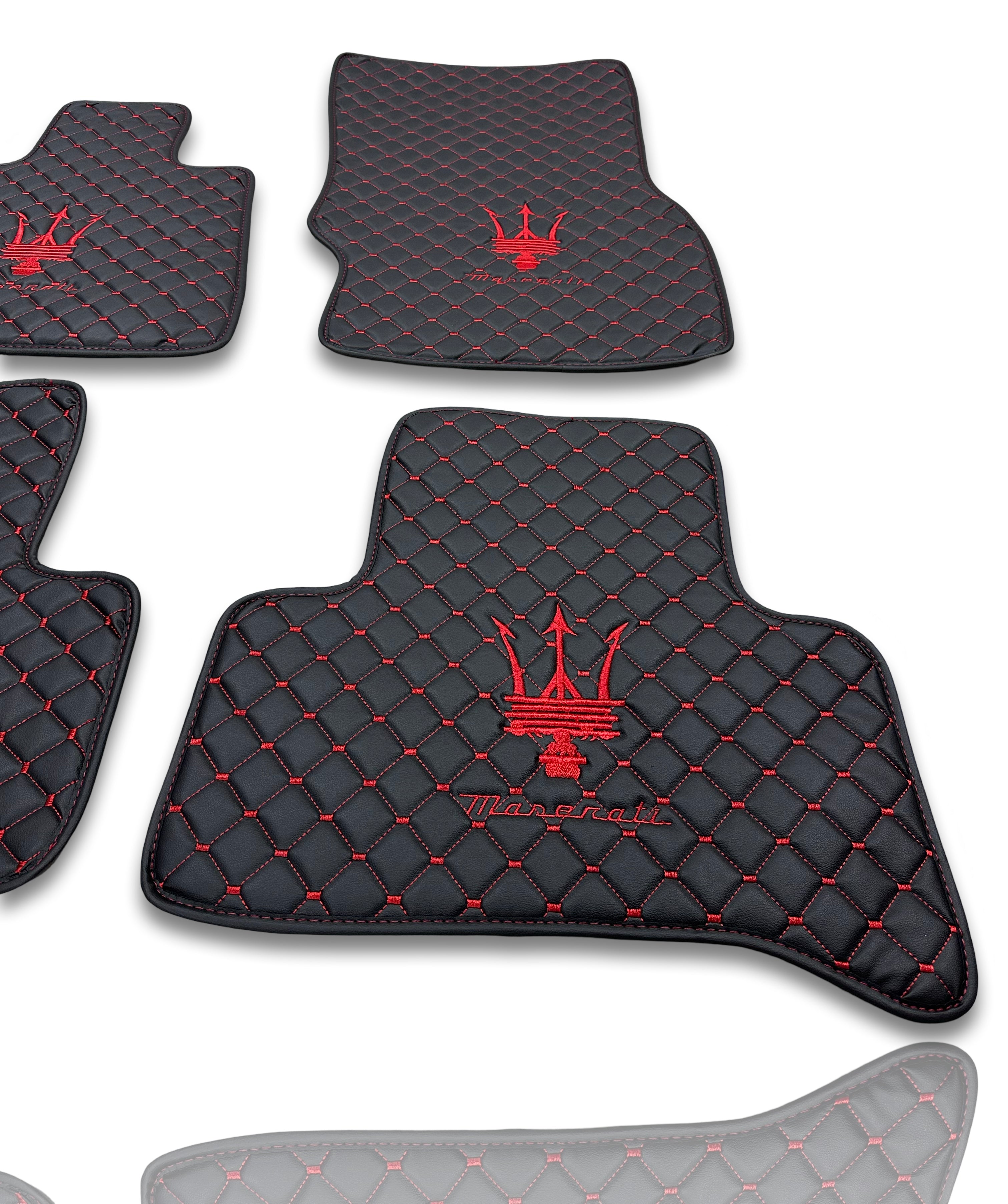 MASERATİ Tappetini per Auto di Lusso in Pelle | Adatto per Modelli Ghibli-Quattroporte-GranCabrio-GranTurismo-Levante-Grecale-MC20 | Pelle Nera e Cuciture Rosse