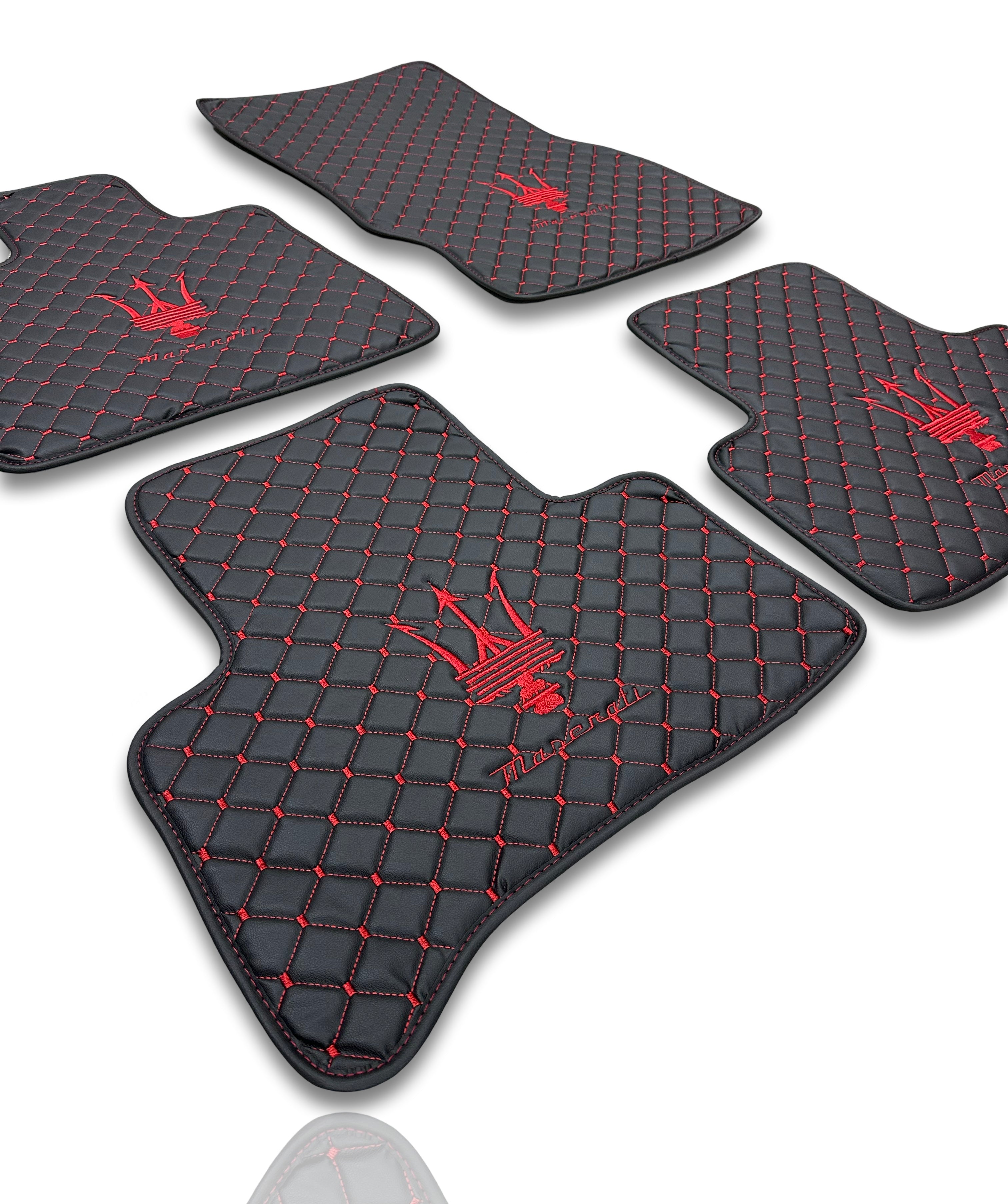 MASERATİ Tappetini per Auto di Lusso in Pelle | Adatto per Modelli Ghibli-Quattroporte-GranCabrio-GranTurismo-Levante-Grecale-MC20 | Pelle Nera e Cuciture Rosse