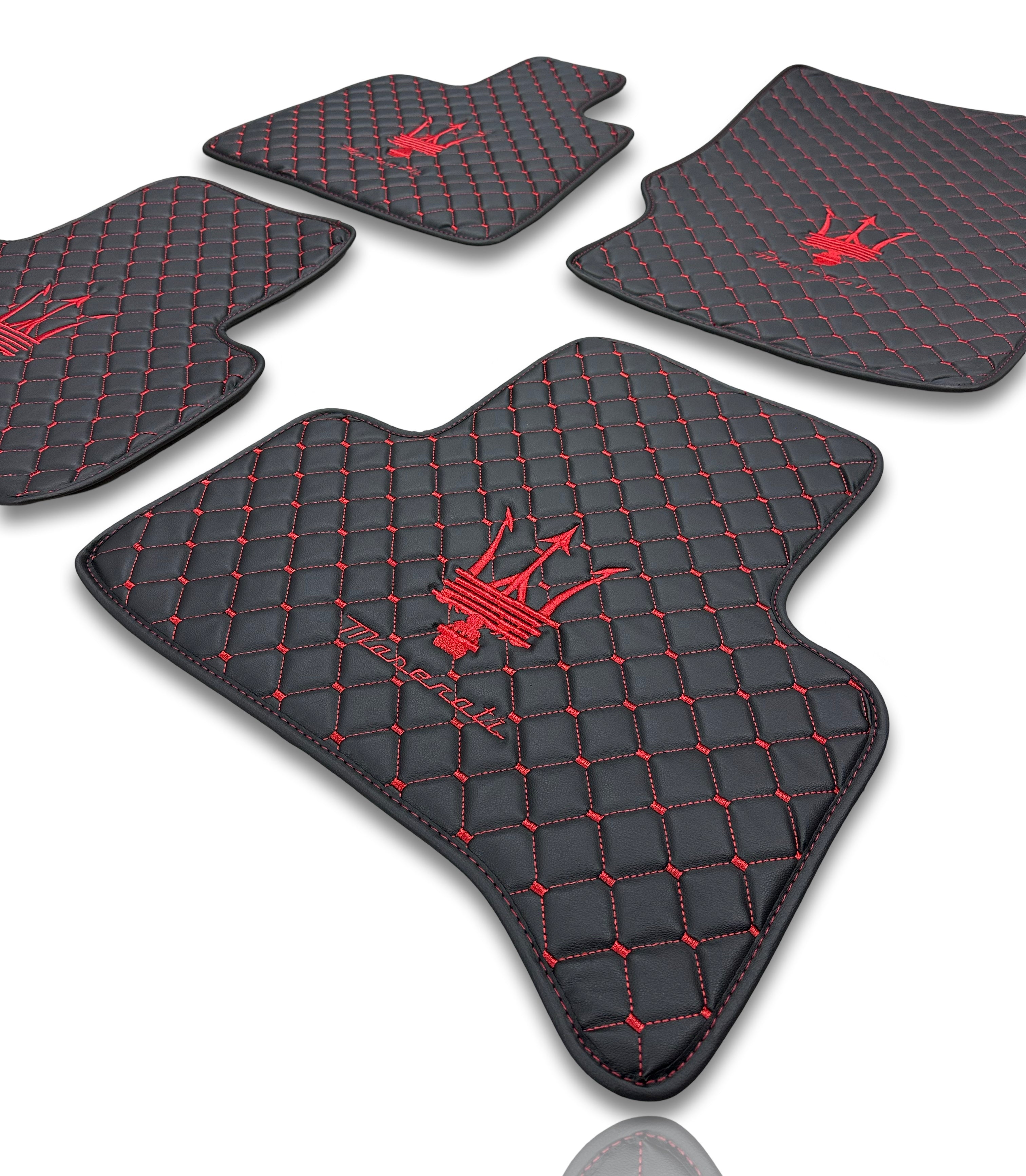 MASERATİ Tappetini per Auto di Lusso in Pelle | Adatto per Modelli Ghibli-Quattroporte-GranCabrio-GranTurismo-Levante-Grecale-MC20 | Pelle Nera e Cuciture Rosse