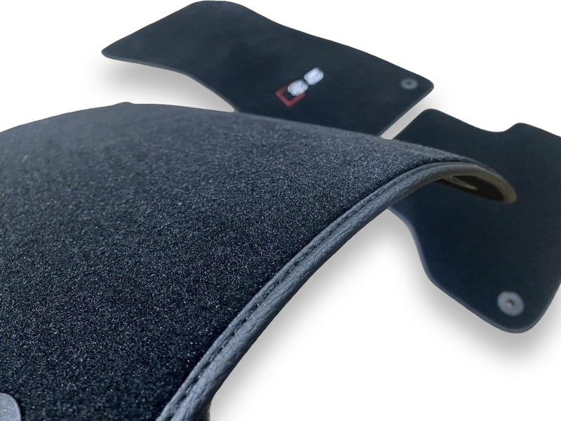 Luxus-Autofußmatten aus Teppich, kompatibel mit AUDI-Modellen | Passend für A5 / S5 / RS5 Modelle | Passgenau, mit besticktem Logo und auf Bestellung gefertigt | Schwarze Kante