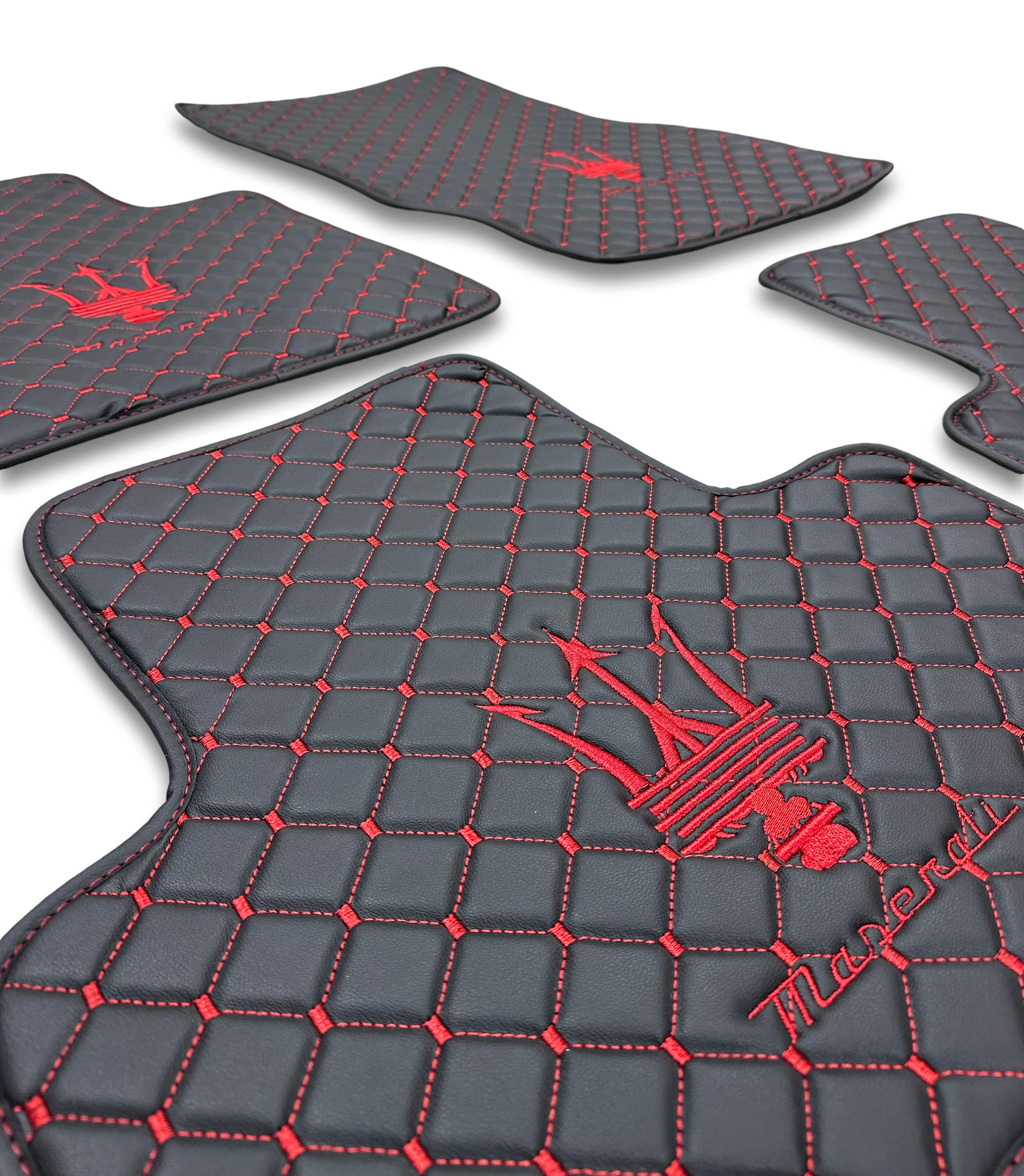 MASERATİ Tappetini per Auto di Lusso in Pelle | Adatto per Modelli Ghibli-Quattroporte-GranCabrio-GranTurismo-Levante-Grecale-MC20 | Pelle Nera e Cuciture Rosse