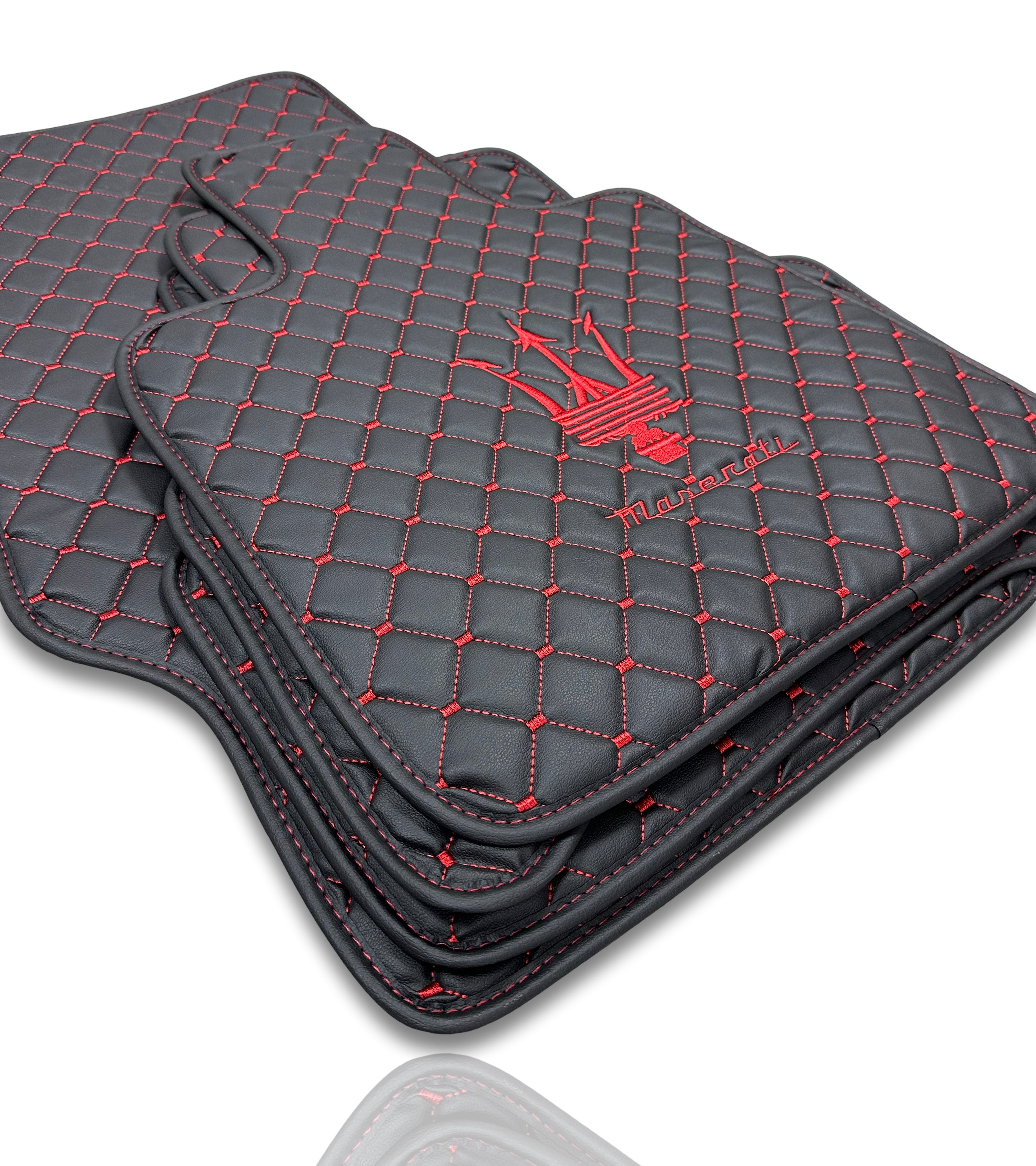 MASERATİ Tappetini per Auto di Lusso in Pelle | Adatto per Modelli Ghibli-Quattroporte-GranCabrio-GranTurismo-Levante-Grecale-MC20 | Pelle Nera e Cuciture Rosse