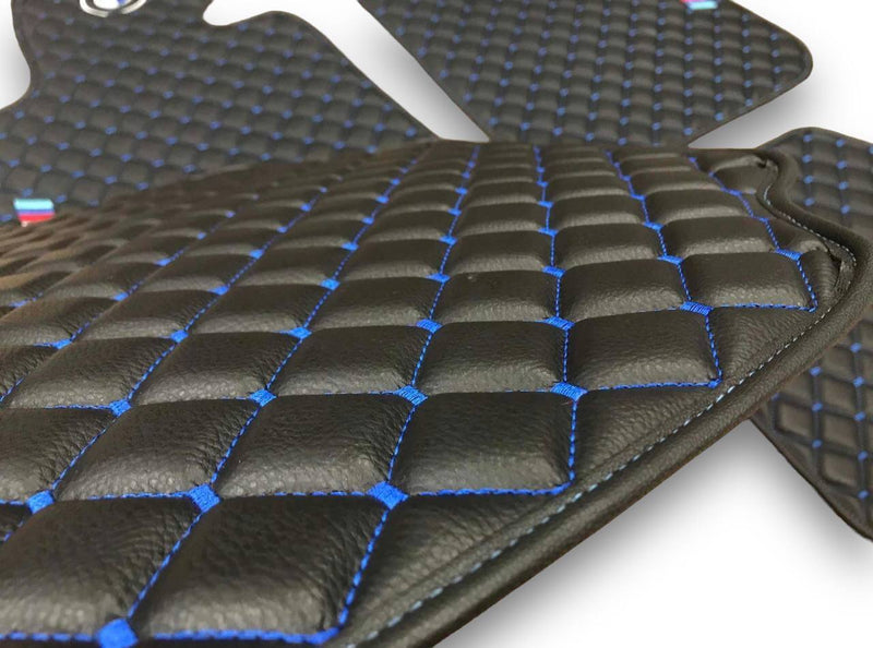 Luxuriöse Leder-Fußmatten fürs Auto, kompatibel mit BMW | Passend für 1er, 2er, 3er, 4er, 5er, 6er, 7er, 8er, X1, X2, X3, X4, X5, X6, X7, XM, Z4, i4, i5, i7, iX, M2, M3, M4, M5, M8 und mehr | Schwarzes Leder und blaue Nähte