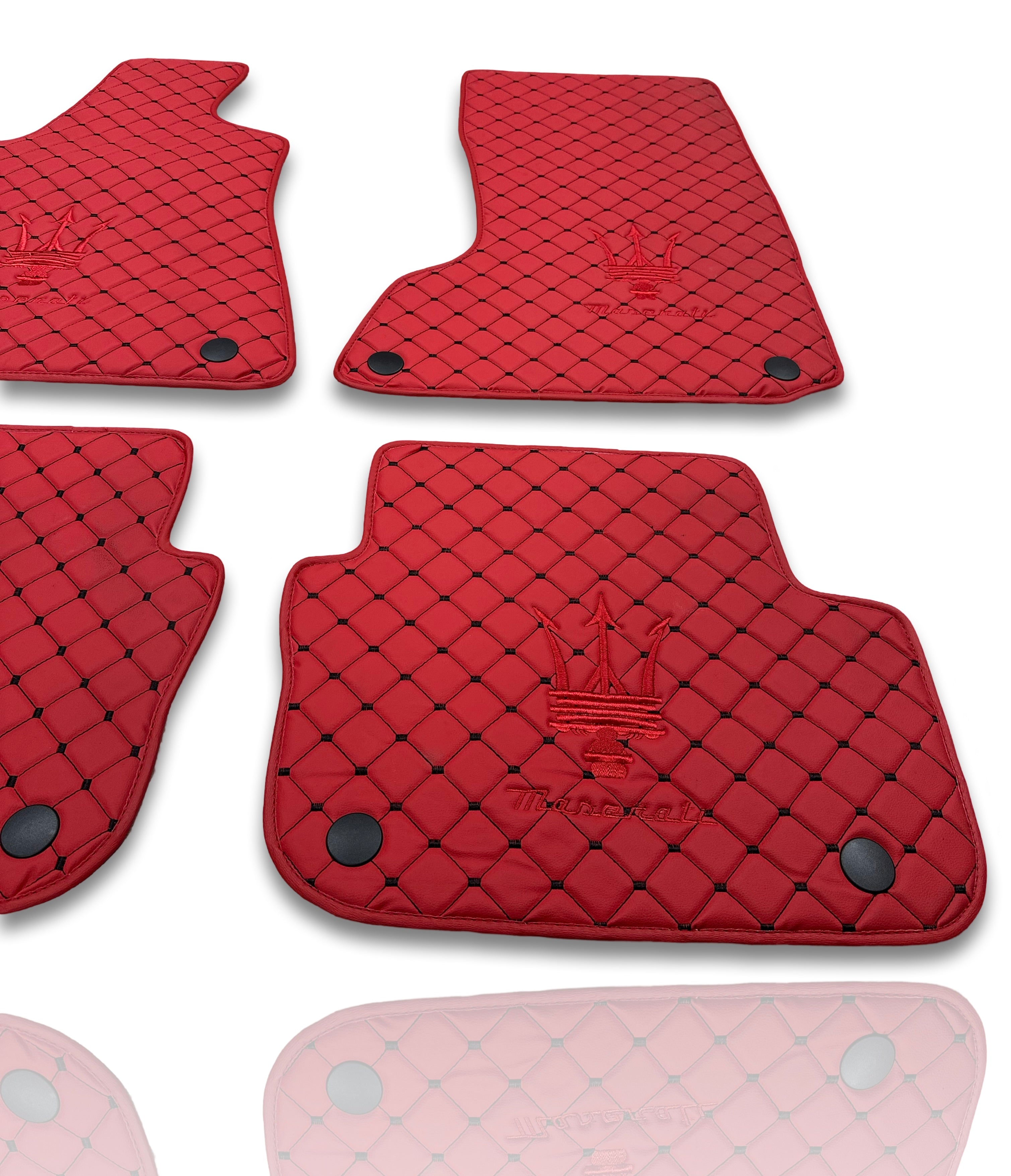 MASERATİ Tappetini per Auto di Lusso in Pelle | Adatti per Modelli Ghibli-Quattroporte-GranCabrio-GranTurismo-Levante-Grecale-MC20 | Pelle Rossa & Cuciture Rosse