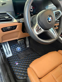 Luxuriöse Leder-Fußmatten fürs Auto, kompatibel mit BMW | Passend für 1er, 2er, 3er, 4er, 5er, 6er, 7er, 8er, X1, X2, X3, X4, X5, X6, X7, XM, Z4, i4, i5, i7, iX, M2, M3, M4, M5, M8 und mehr | Schwarzes Leder und blaue Nähte