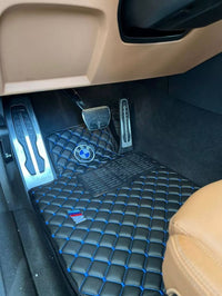 Luxuriöse Leder-Fußmatten fürs Auto, kompatibel mit BMW | Passend für 1er, 2er, 3er, 4er, 5er, 6er, 7er, 8er, X1, X2, X3, X4, X5, X6, X7, XM, Z4, i4, i5, i7, iX, M2, M3, M4, M5, M8 und mehr | Schwarzes Leder und blaue Nähte