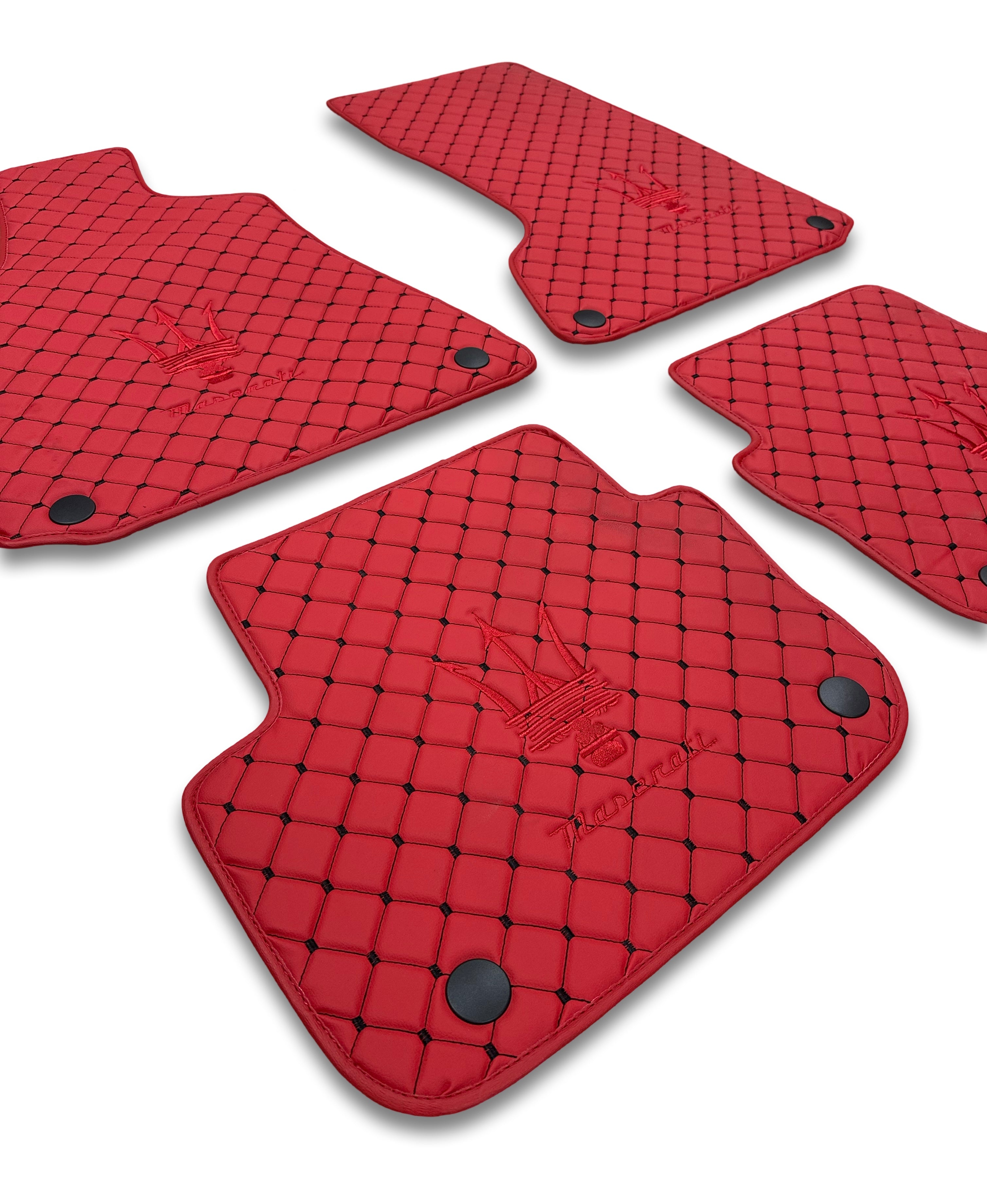 MASERATİ Tappetini per Auto di Lusso in Pelle | Adatti per Modelli Ghibli-Quattroporte-GranCabrio-GranTurismo-Levante-Grecale-MC20 | Pelle Rossa & Cuciture Rosse