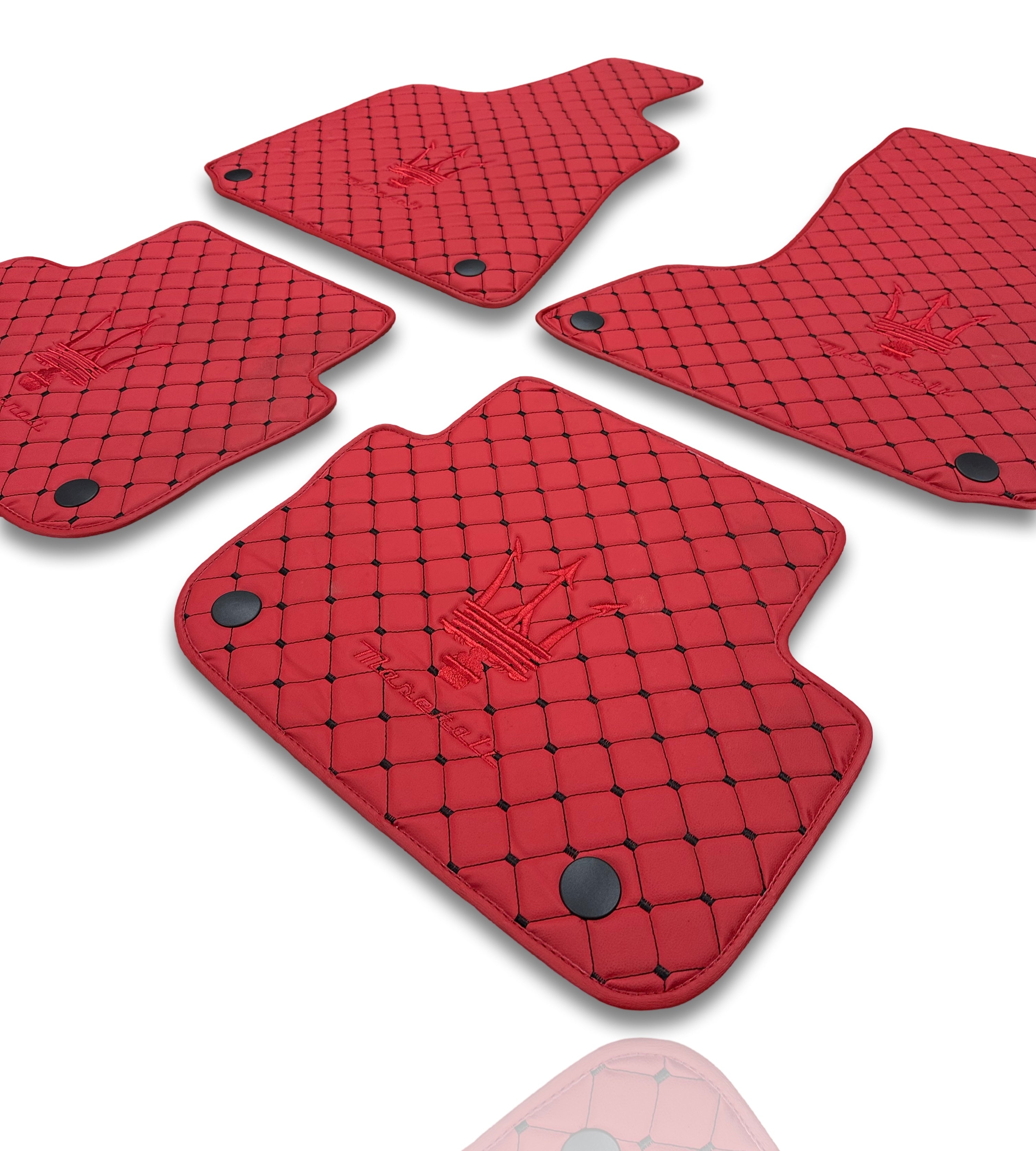 MASERATİ Tappetini per Auto di Lusso in Pelle | Adatti per Modelli Ghibli-Quattroporte-GranCabrio-GranTurismo-Levante-Grecale-MC20 | Pelle Rossa & Cuciture Rosse