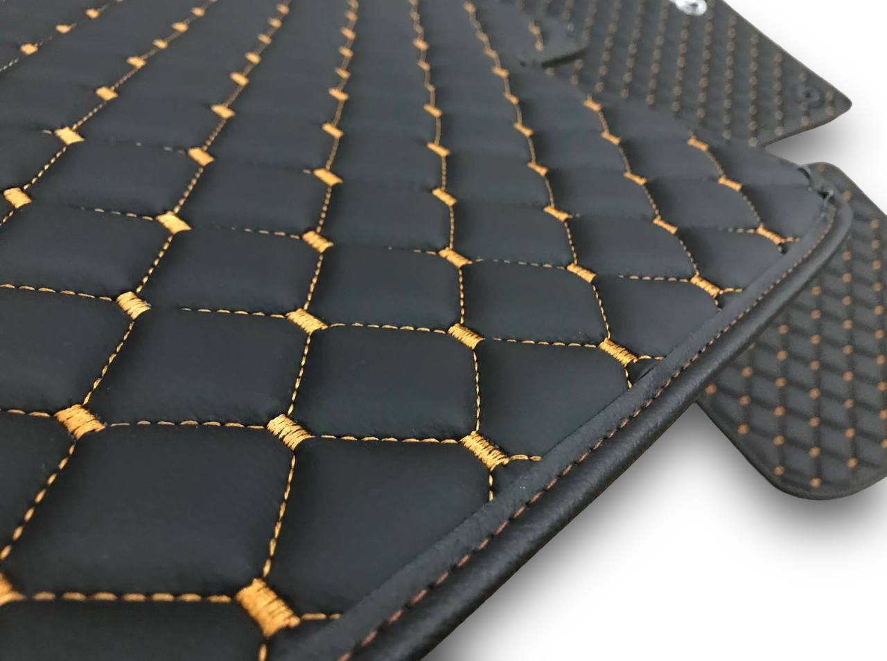 MERCEDES-BENZ Tappetini per auto di lusso in pelle | Adatti per modelli delle serie A-B-C-CL-E-EQ-S-SL-G-GL-ML-MAYBACH-R-AMG | Pelle nera e cuciture marroni