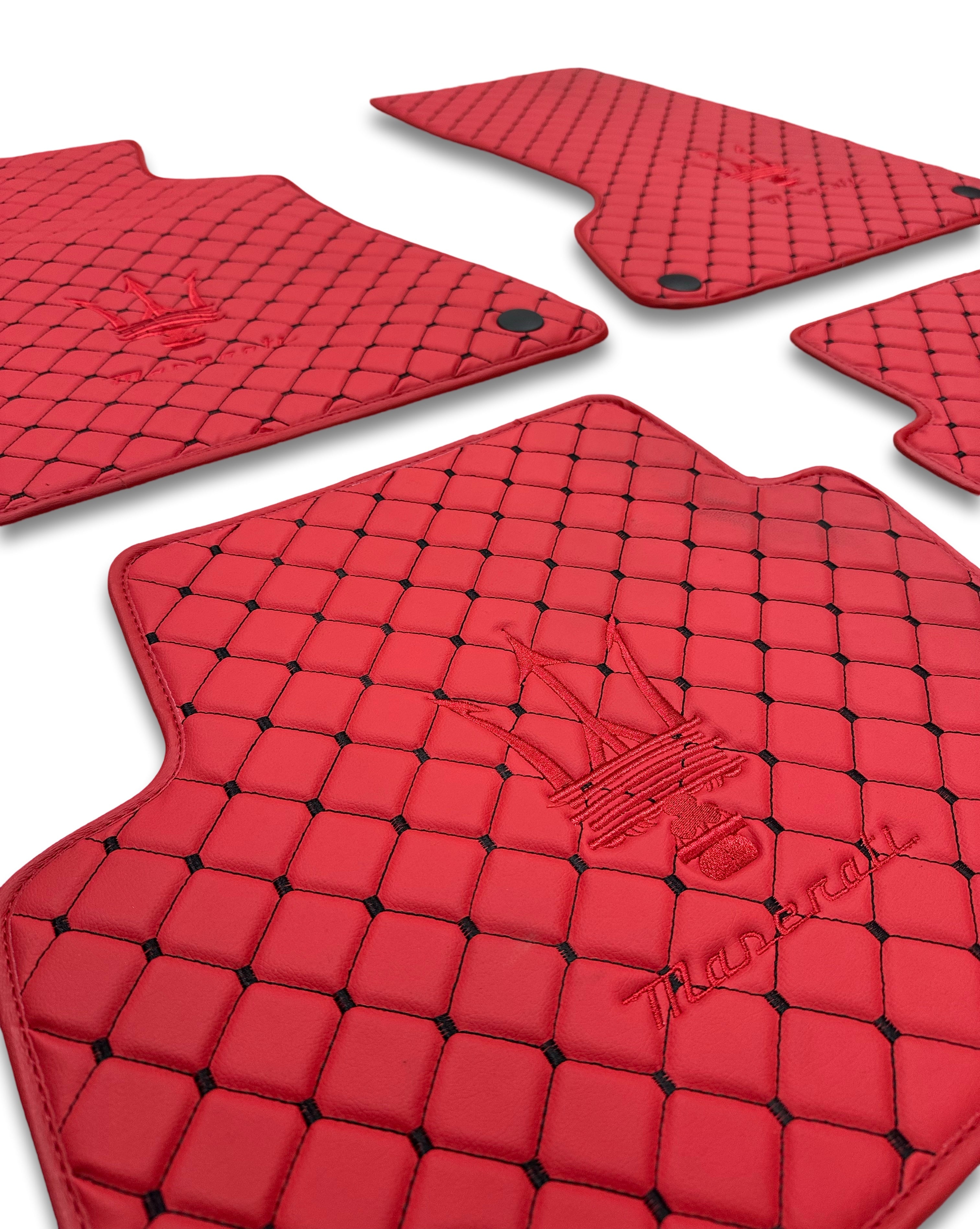 MASERATİ Tappetini per Auto di Lusso in Pelle | Adatti per Modelli Ghibli-Quattroporte-GranCabrio-GranTurismo-Levante-Grecale-MC20 | Pelle Rossa & Cuciture Rosse