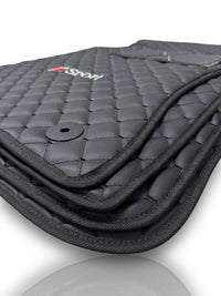 Tappetini auto di lusso in pelle compatibili con BMW | Adatti per Serie 1, 2, 3, 4, 5, 6, 7, 8, X1, X2, X3, X4, X5, X6, X7, XM, Z4, i4, i5, i7, iX, M2, M3, M4, M5, M8 e altri | Pelle nera e cuciture nere