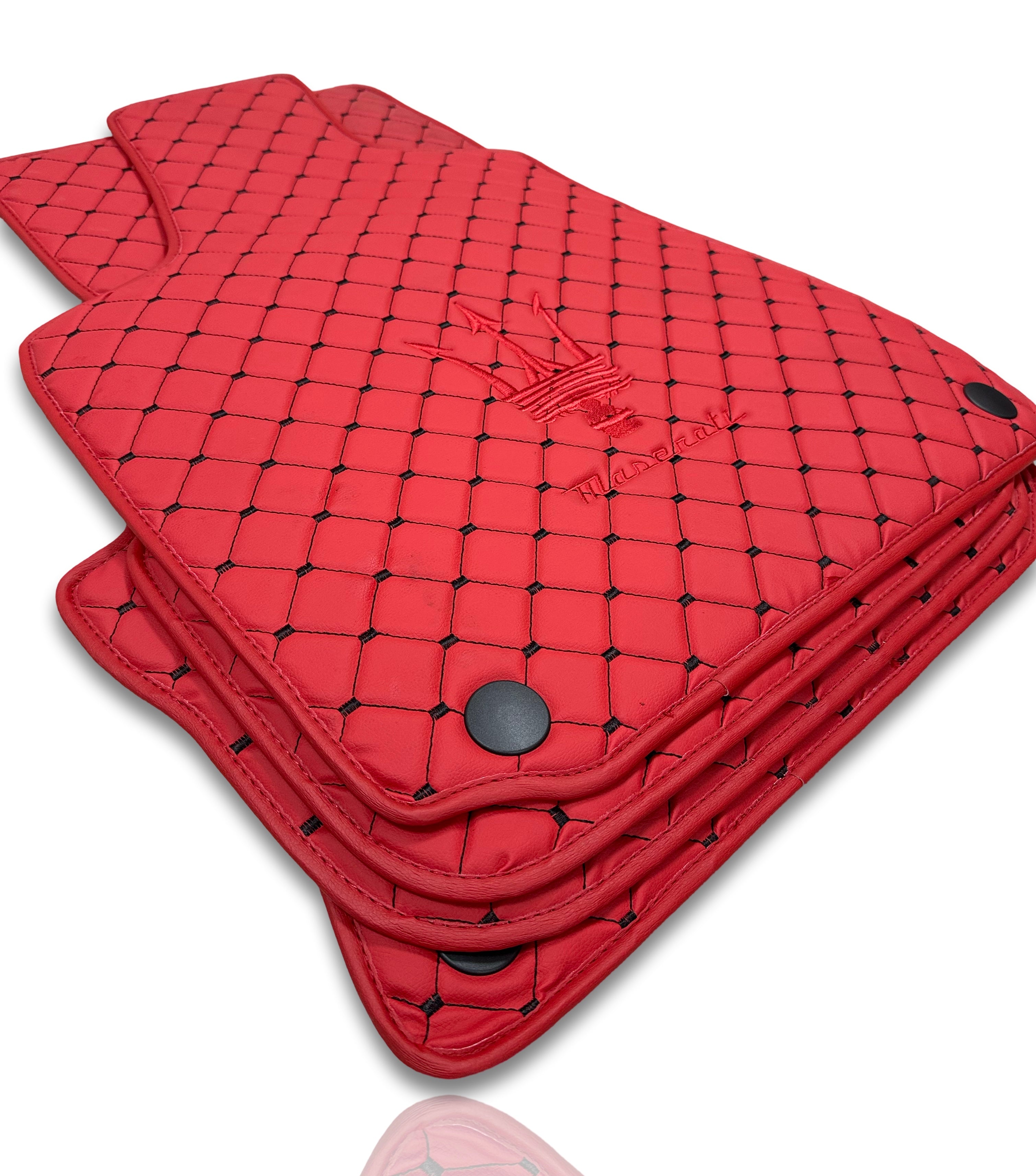 MASERATİ Tappetini per Auto di Lusso in Pelle | Adatti per Modelli Ghibli-Quattroporte-GranCabrio-GranTurismo-Levante-Grecale-MC20 | Pelle Rossa & Cuciture Rosse