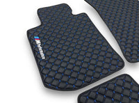 Luxe leren automatten compatibel met BMW | Geschikt voor 1-, 2-, 3-, 4-, 5-, 6-, 7- en 8-serie, X1, X2, X3, X4, X5, X6, X7, XM, Z4, i4, i5, i7, iX, M2, M3, M4, M5, M8 en meer | Zwart leer en blauw stiksel