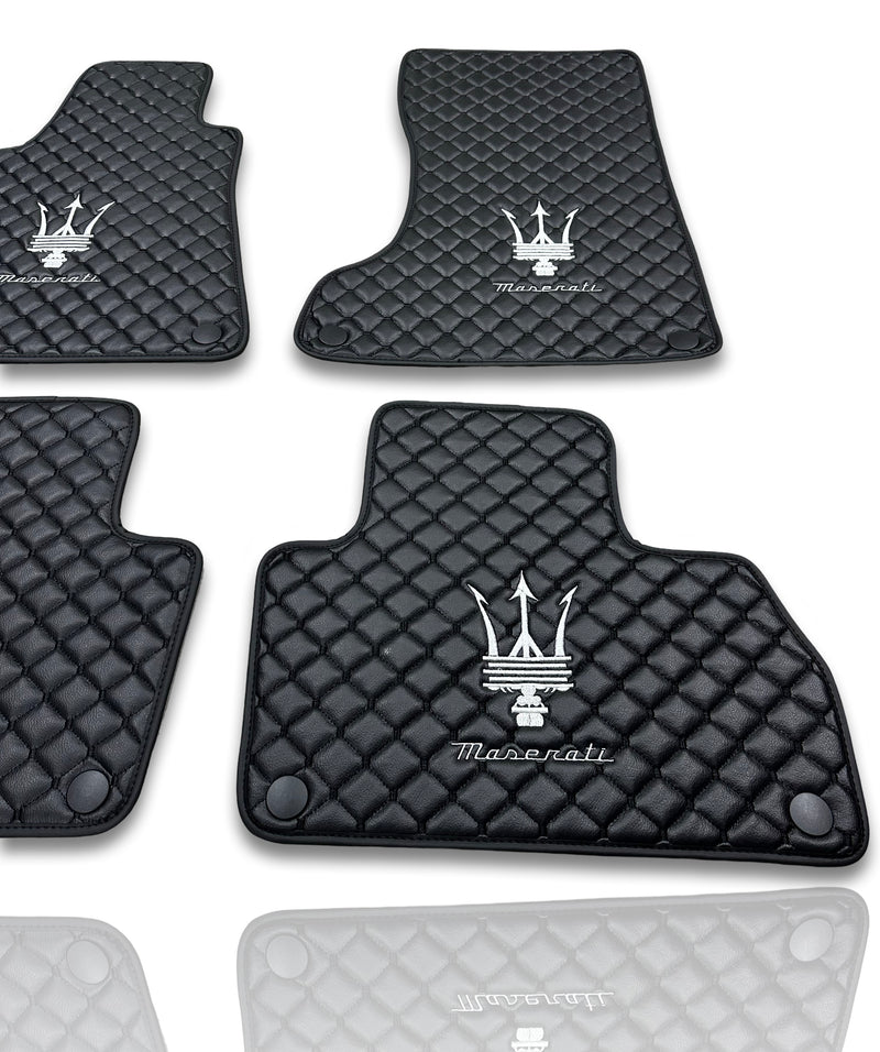 Tappetini auto di lusso in pelle compatibili con Maserati | Adatti a Ghibli, Quattroporte, GranTurismo, GranCabrio, Levante, Grecale, MC20, MCPURA, 4200 GT e altri | Pelle nera e cuciture nere