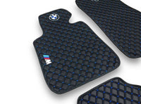 Luxe leren automatten compatibel met BMW | Geschikt voor 1-, 2-, 3-, 4-, 5-, 6-, 7- en 8-serie, X1, X2, X3, X4, X5, X6, X7, XM, Z4, i4, i5, i7, iX, M2, M3, M4, M5, M8 en meer | Zwart leer en blauw stiksel