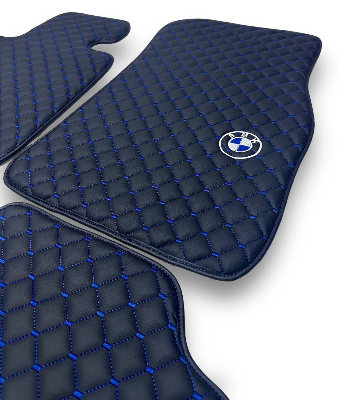 Tapis de sol de voiture de luxe en cuir BMW | Convient aux modèles 1-2-3-4-5-6-7-8-M2-M3-M4-M5-M6-M8-X1-X2-X3-X4-X5-X6-X7-Z3-Z4-i3-i4-i5 | Cuir noir et couture bleue