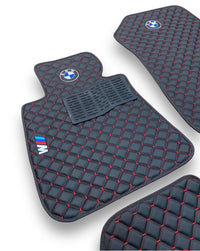 Tappetini auto di lusso in pelle compatibili con BMW | Adatti per Serie 1, 2, 3, 4, 5, 6, 7, 8, X1, X2, X3, X4, X5, X6, X7, XM, Z4, i4, i5, i7, iX, M2, M3, M4, M5, M8 e altri | Pelle nera e cuciture rosse