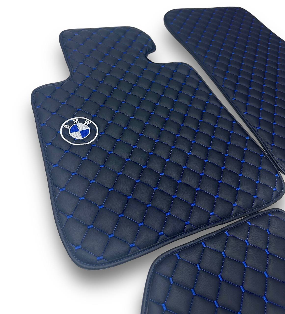 Tapis de sol de voiture de luxe en cuir BMW | Convient aux modèles 1-2-3-4-5-6-7-8-M2-M3-M4-M5-M6-M8-X1-X2-X3-X4-X5-X6-X7-Z3-Z4-i3-i4-i5 | Cuir noir et couture bleue