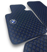 Luxe leren automatten compatibel met BMW | Geschikt voor 1-, 2-, 3-, 4-, 5-, 6-, 7- en 8-serie, X1, X2, X3, X4, X5, X6, X7, XM, Z4, i4, i5, i7, iX, M2, M3, M4, M5, M8 en meer | Zwart leer en blauw stiksel