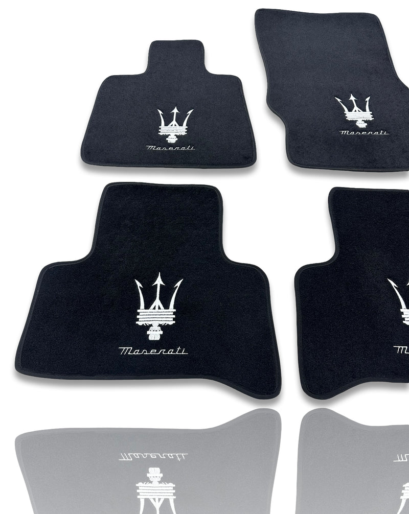 Tappetini auto di lusso in moquette compatibili con Maserati | Compatibili con Ghibli, Quattroporte, GranTurismo, GranCabrio, Levante, Grecale, MC20, MCPURA, 4200 GT e altri modelli | Bordo nero