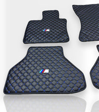 Luxe leren automatten compatibel met BMW | Geschikt voor 1-, 2-, 3-, 4-, 5-, 6-, 7- en 8-serie, X1, X2, X3, X4, X5, X6, X7, XM, Z4, i4, i5, i7, iX, M2, M3, M4, M5, M8 en meer | Zwart leer en rood stiksel