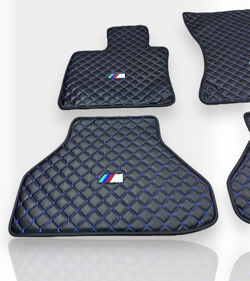 Luxe leren automatten compatibel met BMW | Geschikt voor 1-, 2-, 3-, 4-, 5-, 6-, 7- en 8-serie, X1, X2, X3, X4, X5, X6, X7, XM, Z4, i4, i5, i7, iX, M2, M3, M4, M5, M8 en meer | Zwart leer en rood stiksel