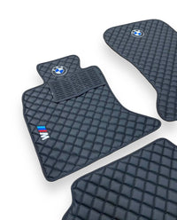 Tappetini auto di lusso in pelle compatibili con BMW | Adatti per Serie 1, 2, 3, 4, 5, 6, 7, 8, X1, X2, X3, X4, X5, X6, X7, XM, Z4, i4, i5, i7, iX, M2, M3, M4, M5, M8 e altri | Pelle nera e cuciture nere