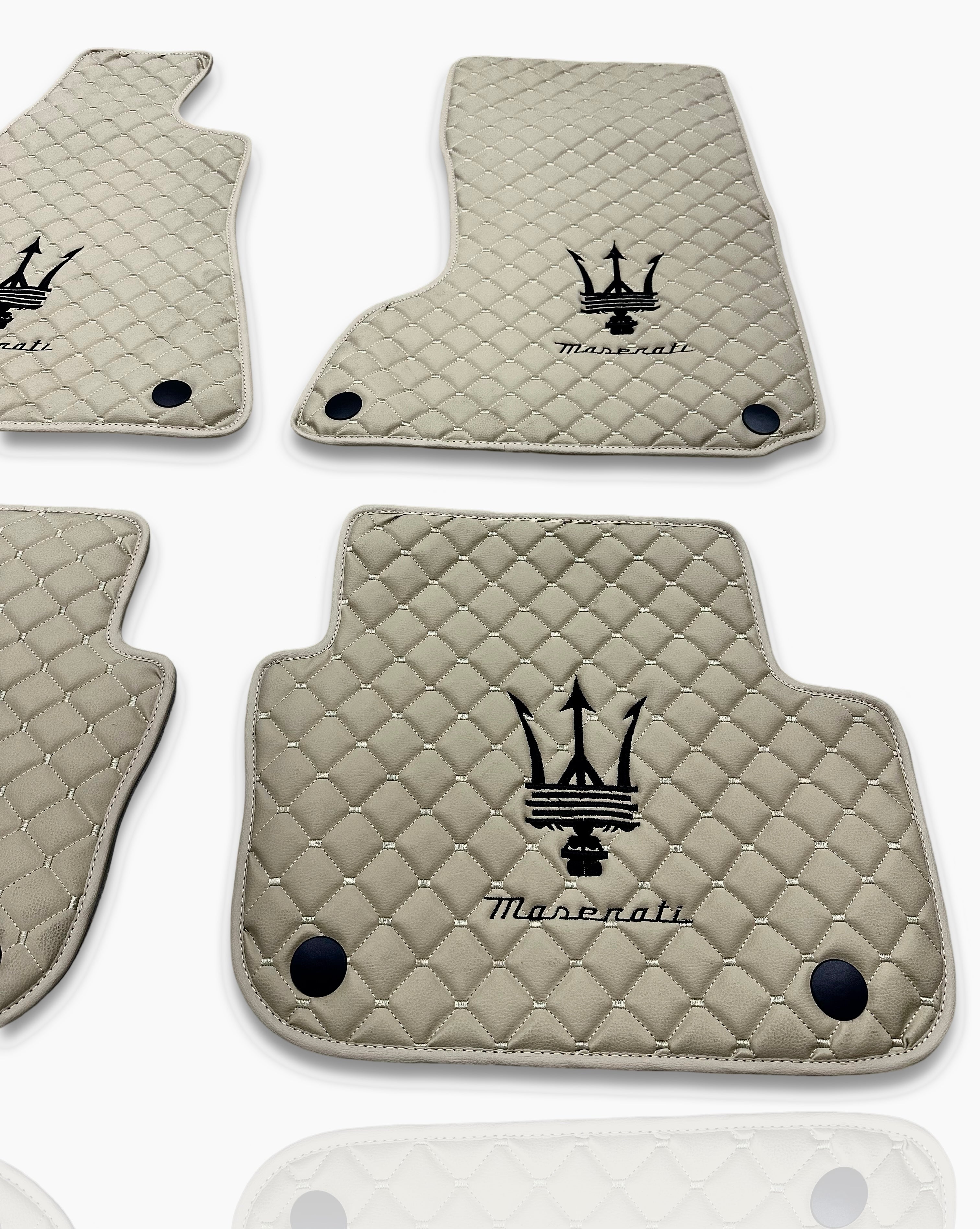 MASERATİ Tappetini per Auto di Lusso in Pelle | Adatti per Modelli Ghibli-Quattroporte-GranCabrio-GranTurismo-Levante-Grecale-MC20 | Pelle Beige & Cuciture Beige