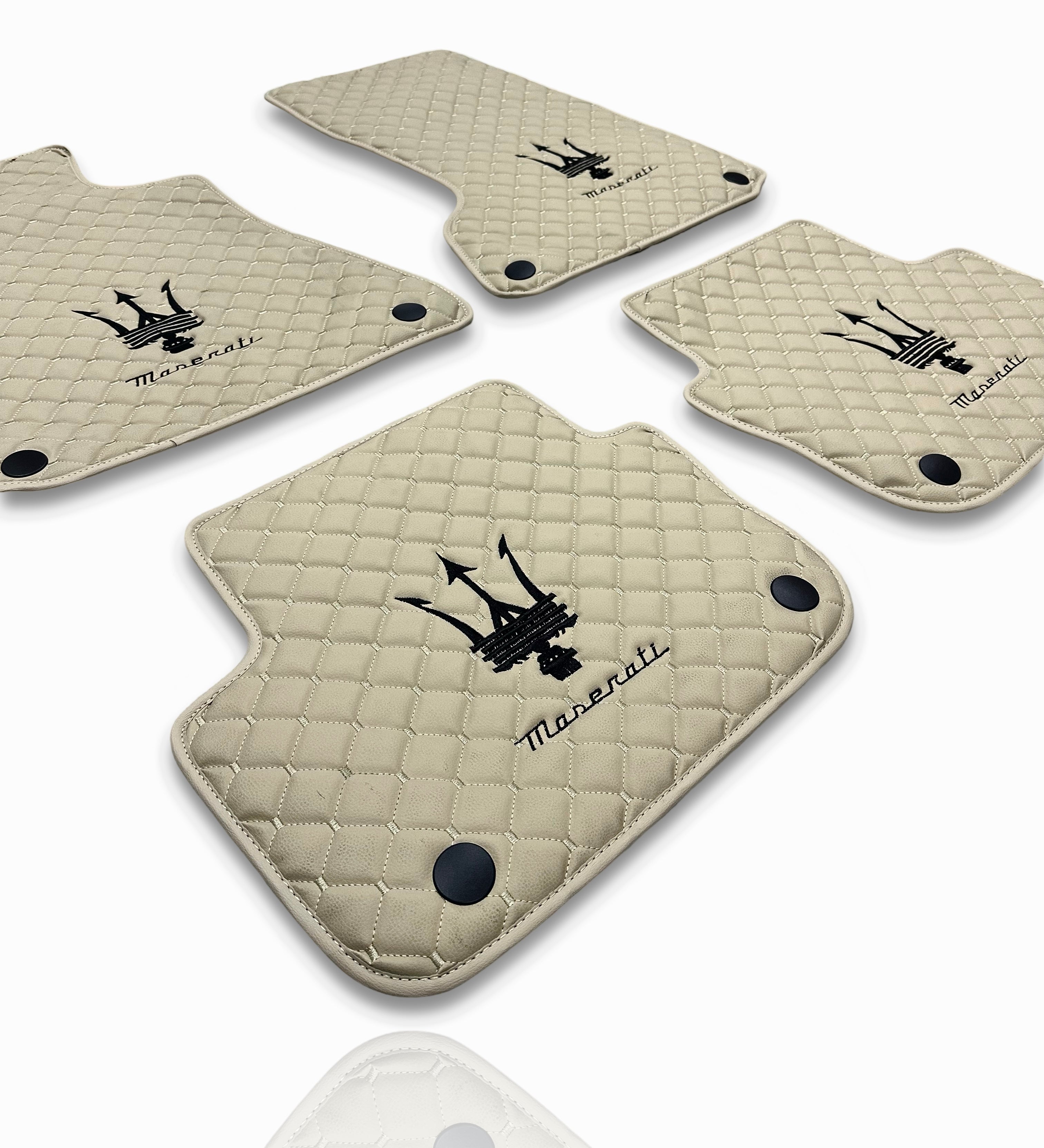 MASERATİ Tappetini per Auto di Lusso in Pelle | Adatti per Modelli Ghibli-Quattroporte-GranCabrio-GranTurismo-Levante-Grecale-MC20 | Pelle Beige & Cuciture Beige
