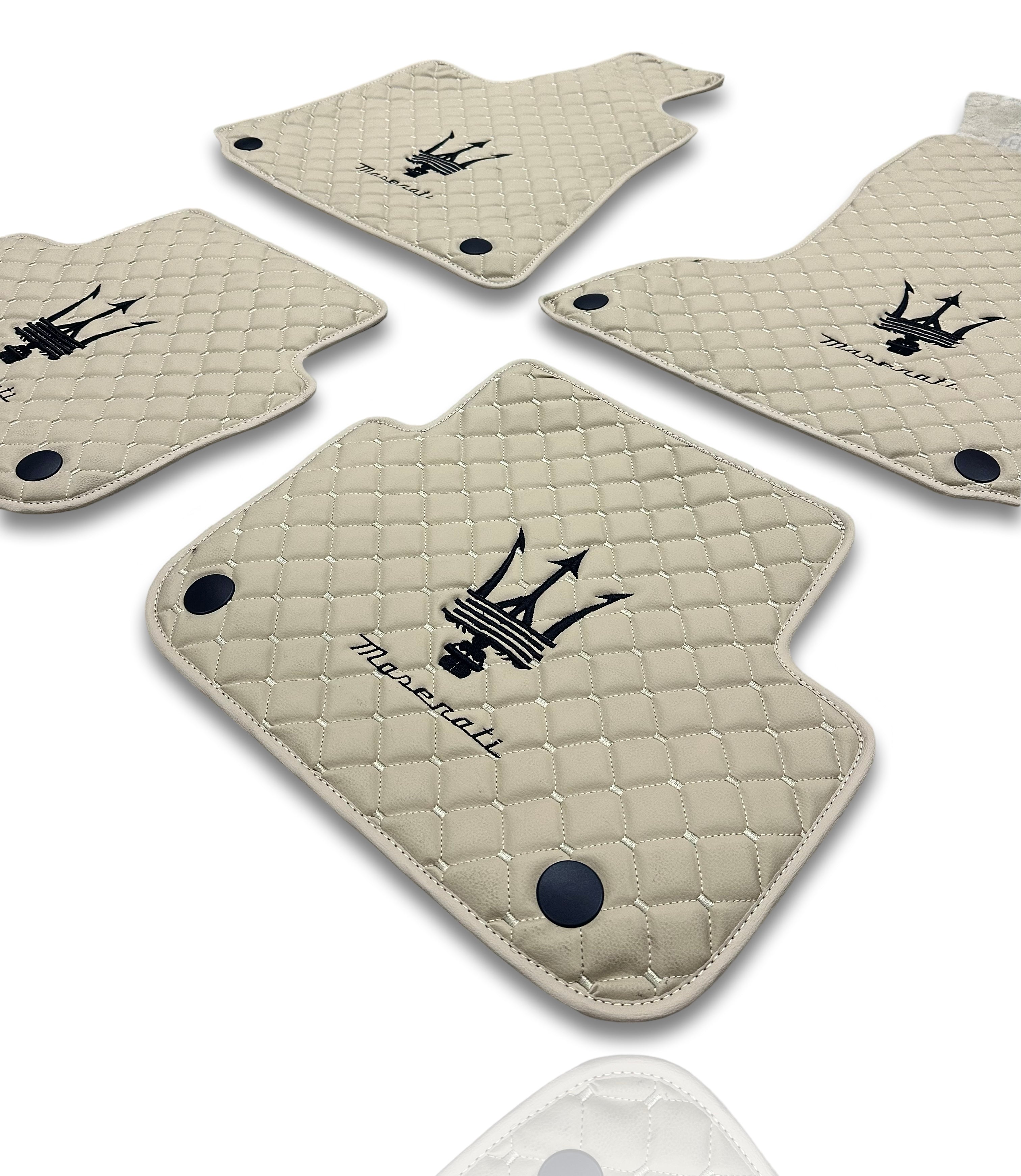 MASERATİ Tappetini per Auto di Lusso in Pelle | Adatti per Modelli Ghibli-Quattroporte-GranCabrio-GranTurismo-Levante-Grecale-MC20 | Pelle Beige & Cuciture Beige