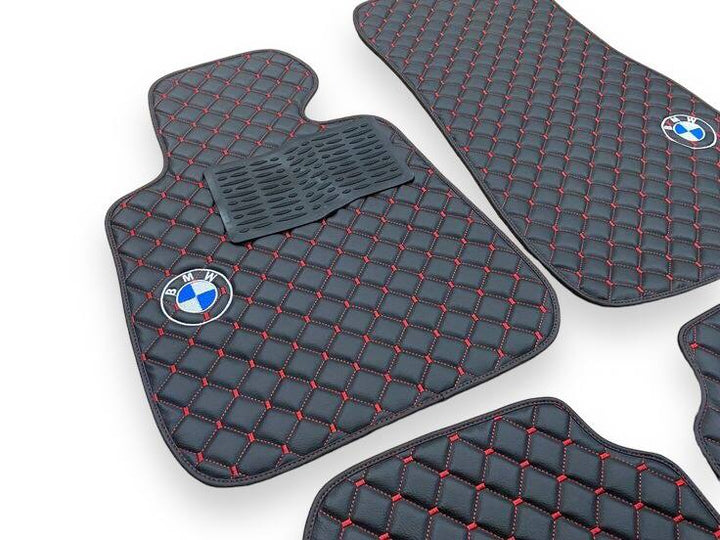 Luxe leren automatten compatibel met BMW | Geschikt voor 1-, 2-, 3-, 4-, 5-, 6-, 7- en 8-serie, X1, X2, X3, X4, X5, X6, X7, XM, Z4, i4, i5, i7, iX, M2, M3, M4, M5, M8 en meer | Zwart leer en rood stiksel