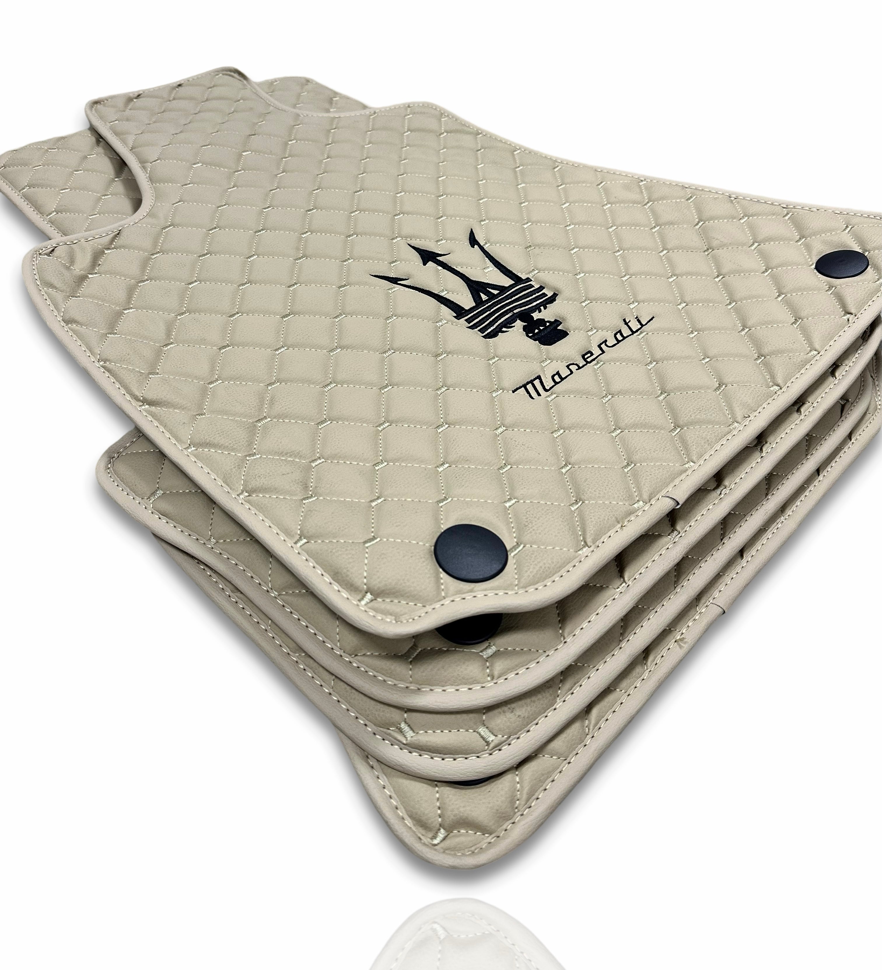 MASERATİ Tappetini per Auto di Lusso in Pelle | Adatti per Modelli Ghibli-Quattroporte-GranCabrio-GranTurismo-Levante-Grecale-MC20 | Pelle Beige & Cuciture Beige
