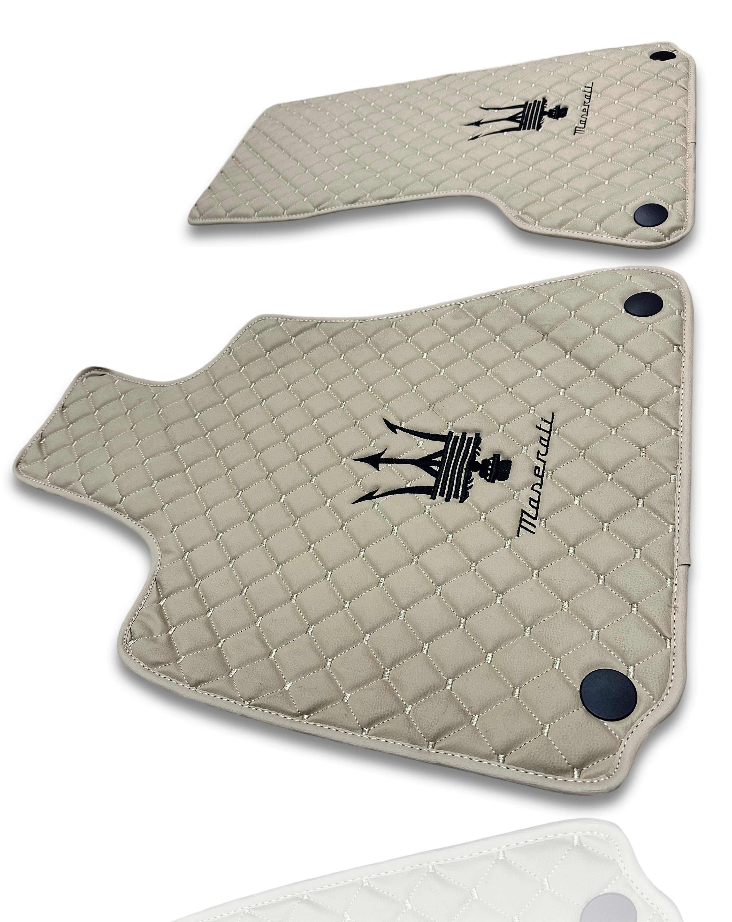 MASERATİ Tappetini per Auto di Lusso in Pelle | Adatti per Modelli Ghibli-Quattroporte-GranCabrio-GranTurismo-Levante-Grecale-MC20 | Pelle Beige & Cuciture Beige