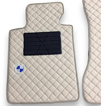 Luxe lederen automatten compatibel met BMW | Geschikt voor 1-, 2-, 3-, 4-, 5-, 6-, 7- en 8-serie, X1, X2, X3, X4, X5, X6, X7, XM, Z4, i4, i5, i7, iX, M2, M3, M4, M5, M8 en meer | Beige leer en beige stiksels