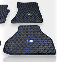 Luxe leren automatten compatibel met BMW | Geschikt voor 1-, 2-, 3-, 4-, 5-, 6-, 7- en 8-serie, X1, X2, X3, X4, X5, X6, X7, XM, Z4, i4, i5, i7, iX, M2, M3, M4, M5, M8 en meer | Zwart leer en rood stiksel