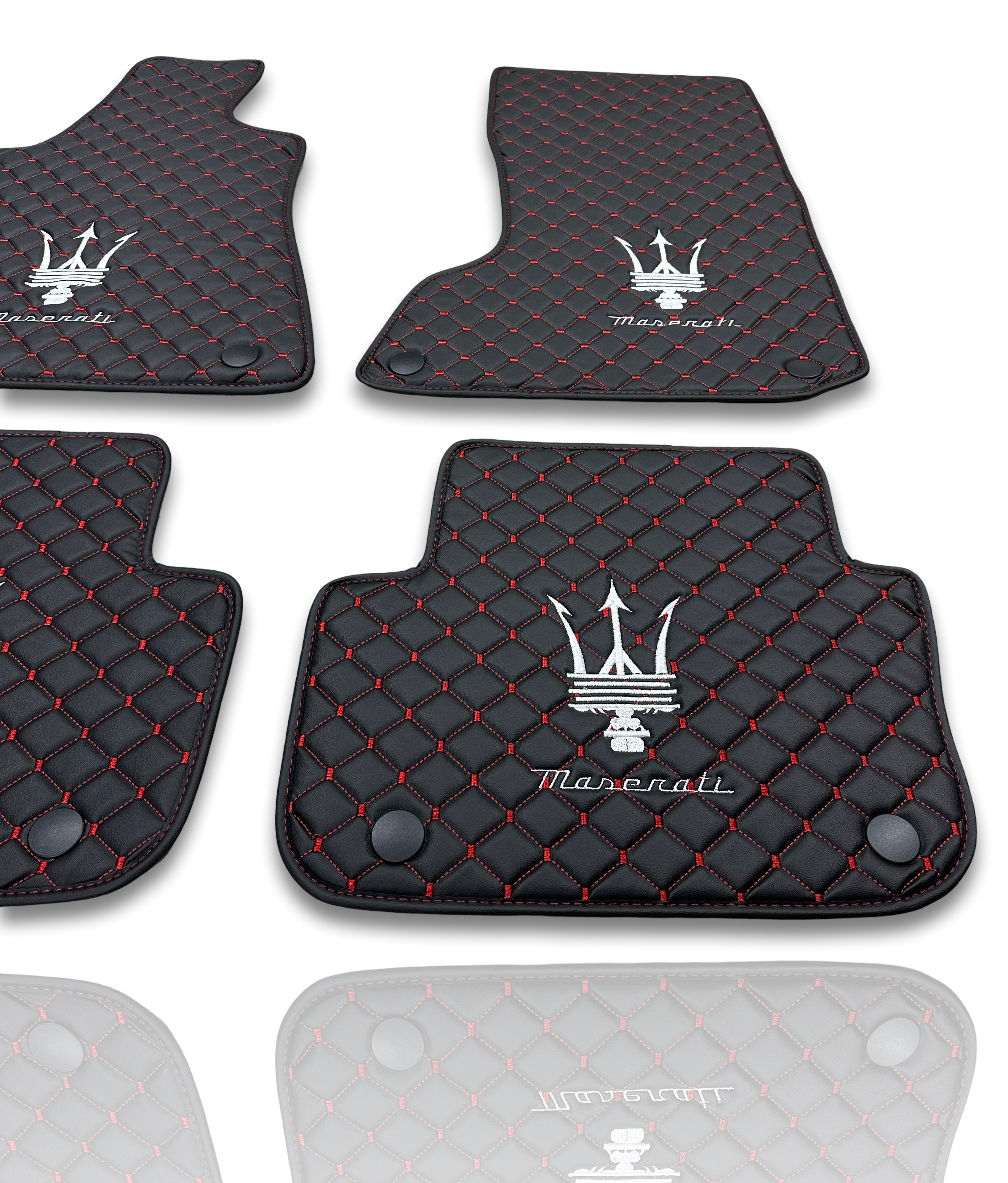 MASERATİ Tappetini per Auto di Lusso in Pelle | Adatti per Modelli Ghibli-Quattroporte-GranCabrio-GranTurismo-Levante-Grecale-MC20 | Pelle Nera e Cuciture Rosse