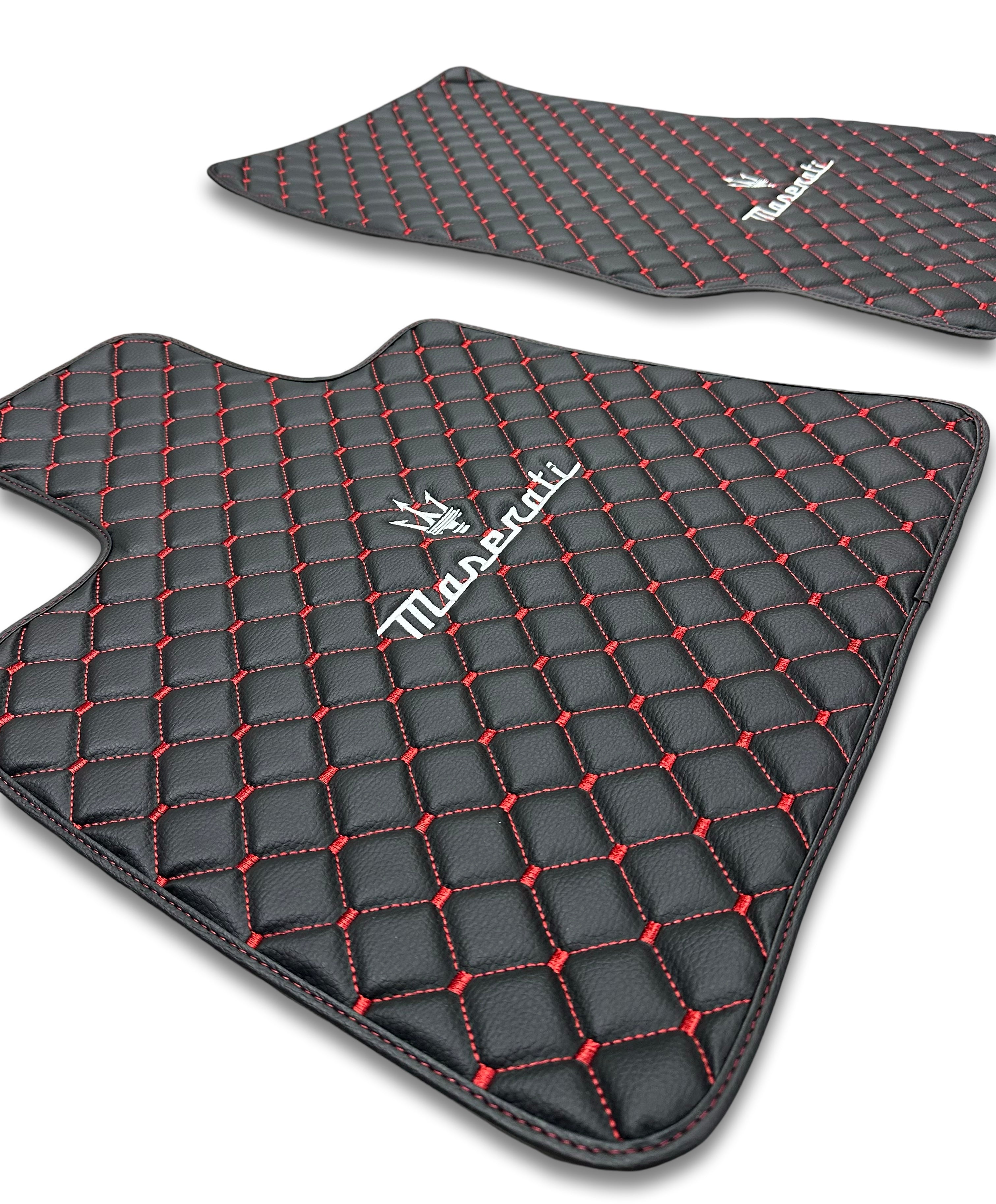 Alfombrillas de cuero de lujo para coche compatibles con Maserati | Para modelos Ghibli-Quattroporte-GranCabrio-GranTurismo-Levante-Grecale-MC20 | Cuero negro con costura roja y borde rojo