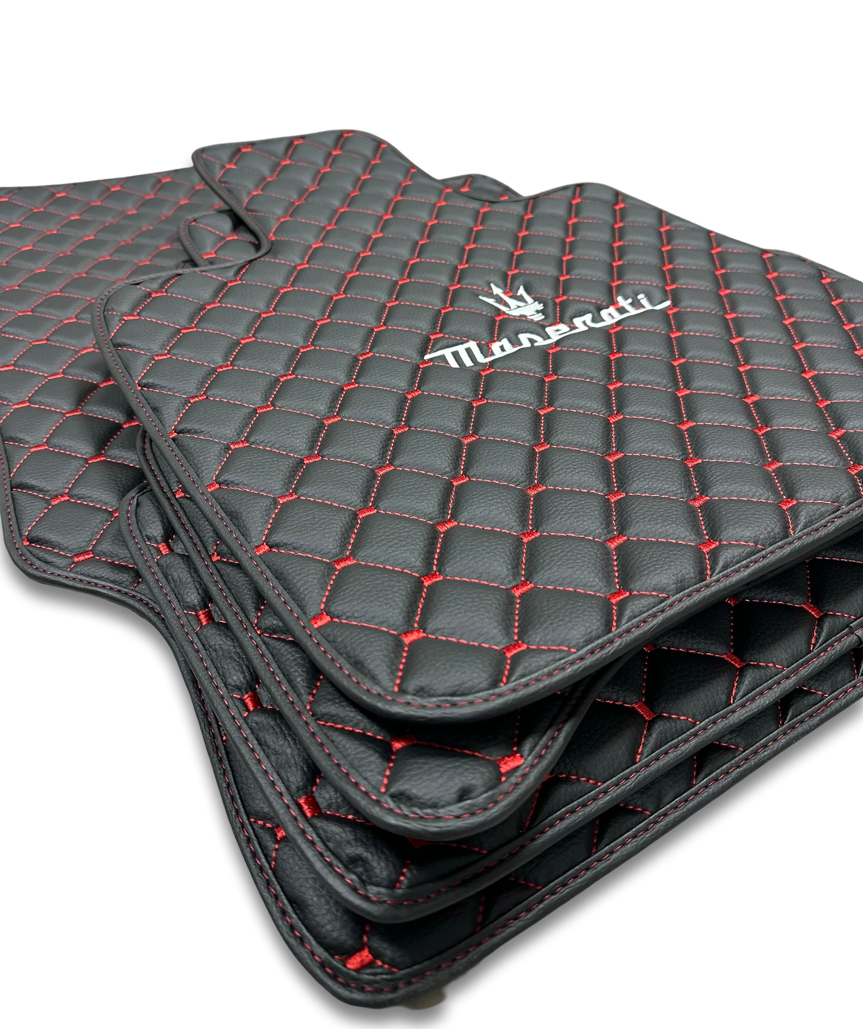 MASERATİ Tappetini per Auto di Lusso in Pelle | Adatto per Modelli Ghibli-Quattroporte-GranCabrio-GranTurismo-Levante-Grecale-MC20 | Pelle Nera e Cuciture Rosse