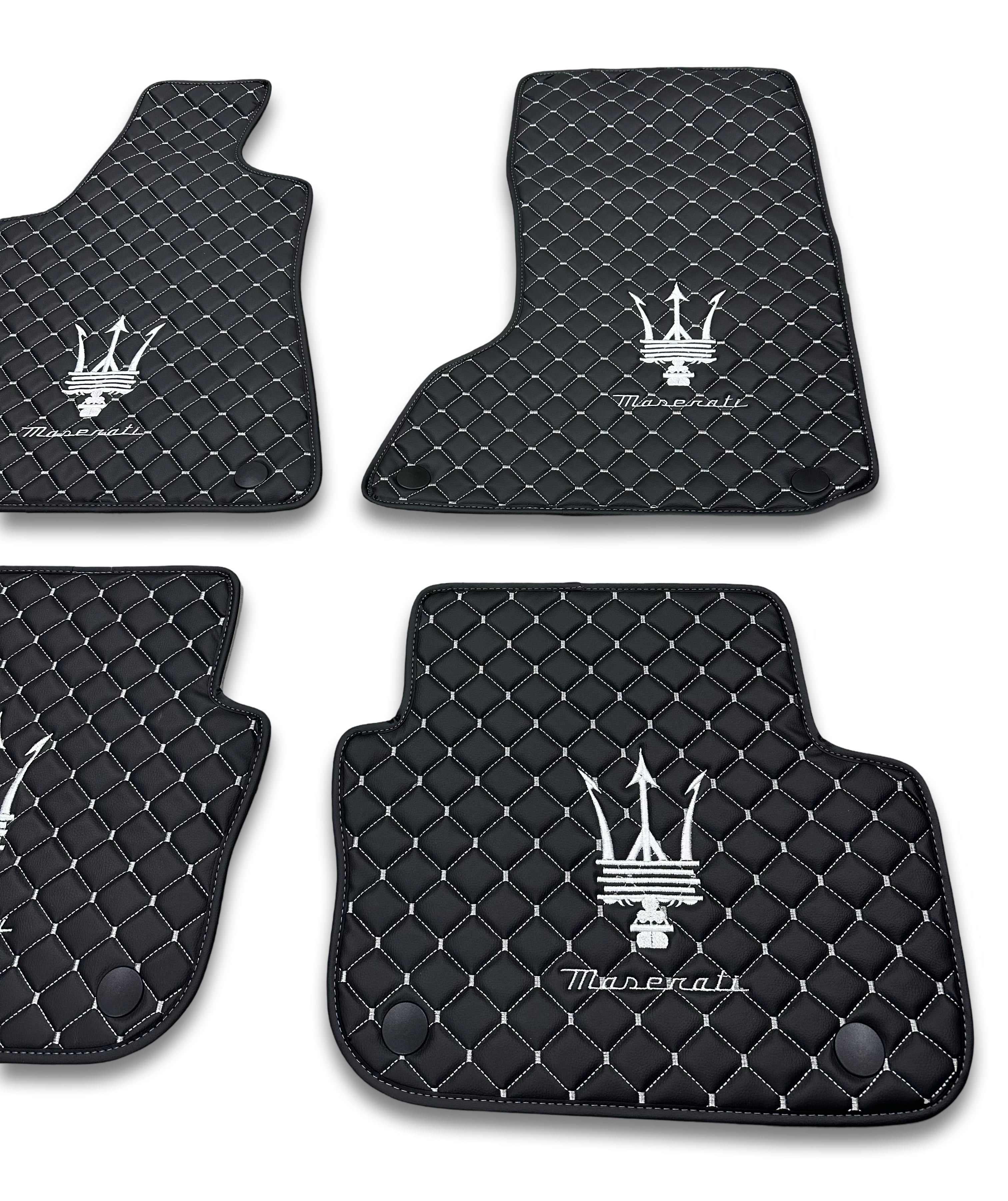 MASERATİ Tappetini per Auto di Lusso in Pelle | Adatto per Modelli Ghibli-Quattroporte-GranCabrio-GranTurismo-Levante-Grecale-MC20 | Pelle Nera e Cuciture Bianche