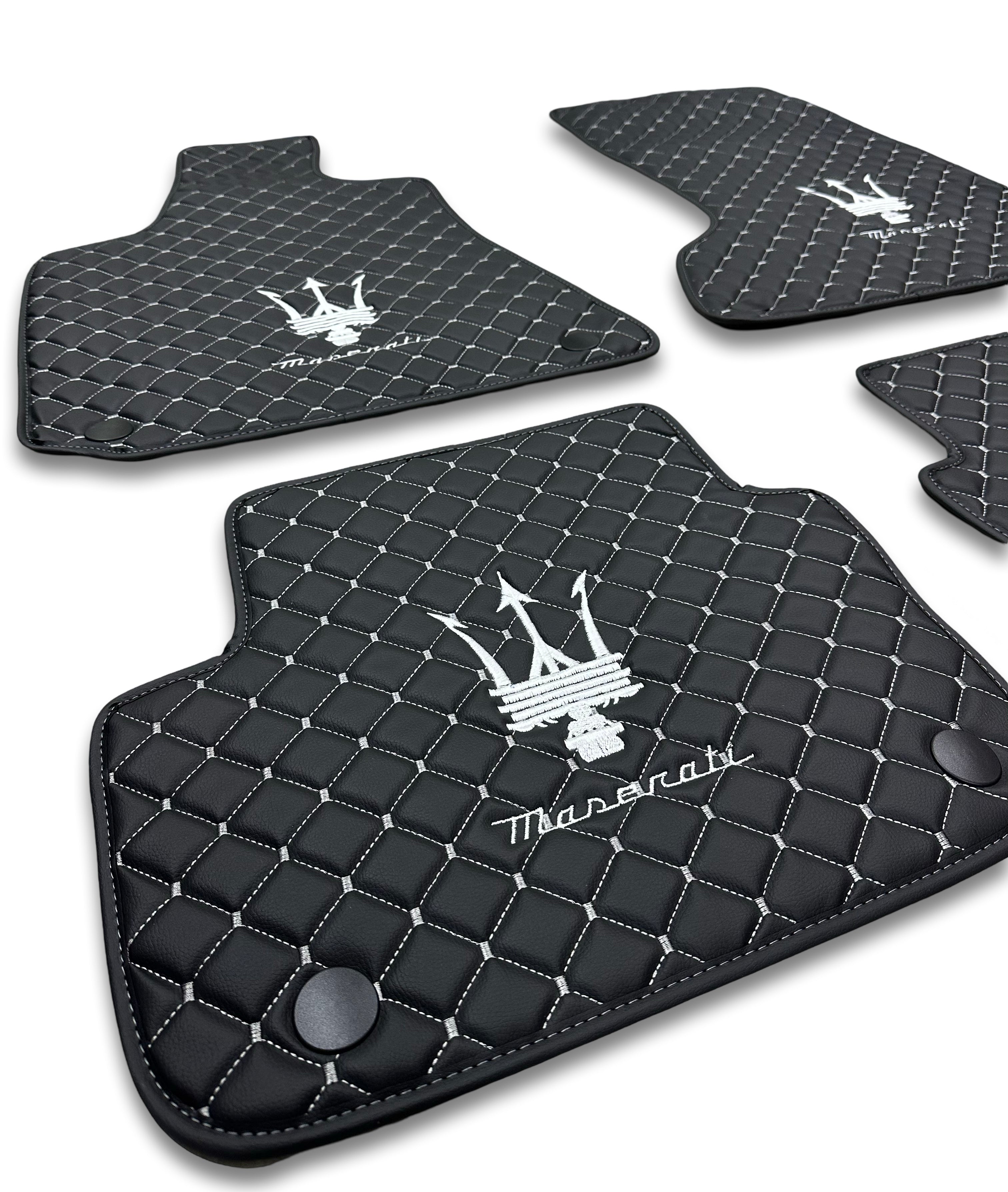 MASERATİ Tappetini per Auto di Lusso in Pelle | Adatto per Modelli Ghibli-Quattroporte-GranCabrio-GranTurismo-Levante-Grecale-MC20 | Pelle Nera e Cuciture Bianche