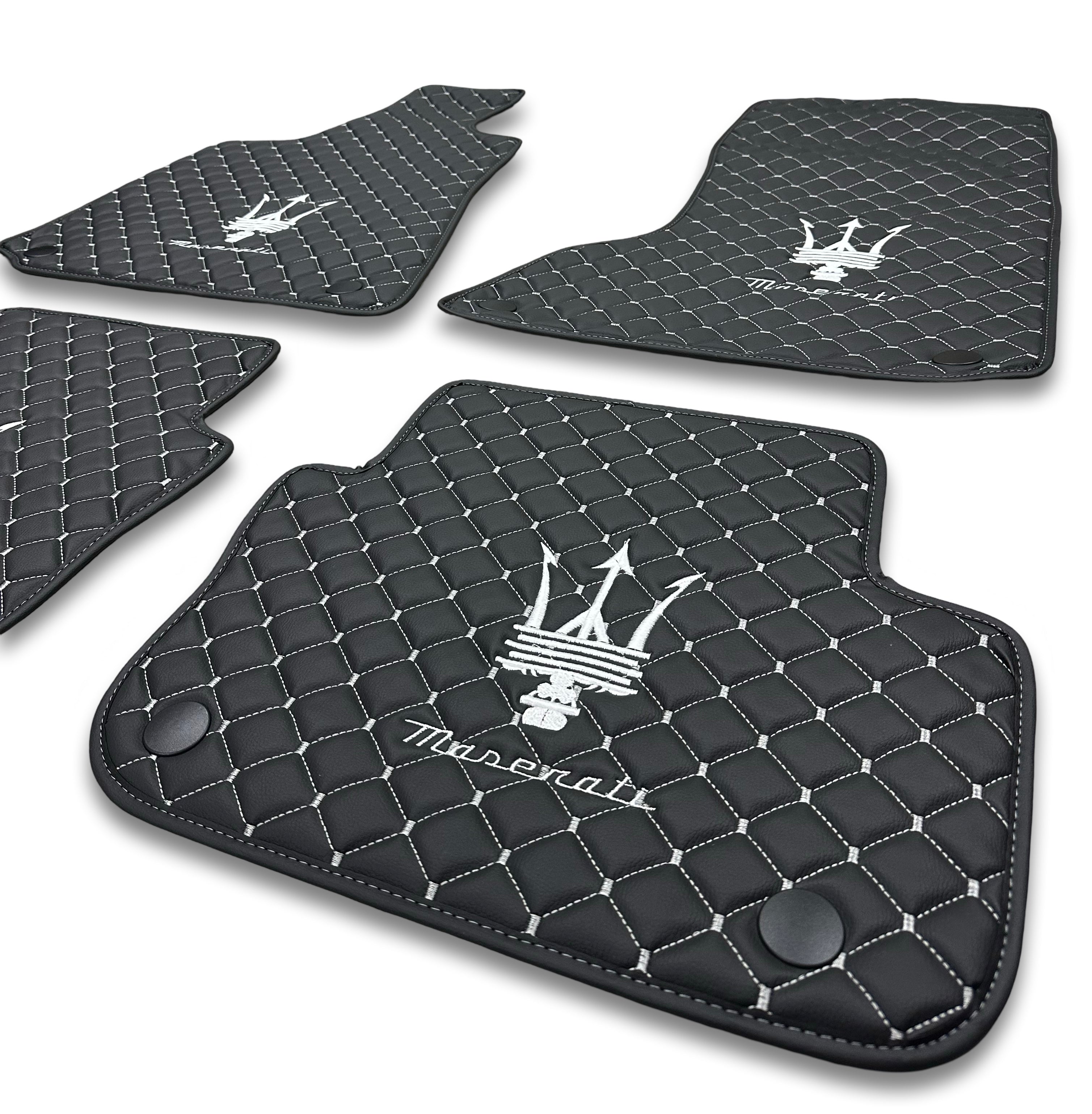 MASERATİ Tappetini per Auto di Lusso in Pelle | Adatto per Modelli Ghibli-Quattroporte-GranCabrio-GranTurismo-Levante-Grecale-MC20 | Pelle Nera e Cuciture Bianche