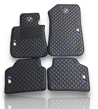 Luxuriöse Leder-Fußmatten fürs Auto, kompatibel mit BMW | Passend für 1er, 2er, 3er, 4er, 5er, 6er, 7er, 8er, X1, X2, X3, X4, X5, X6, X7, XM, Z4, i4, i5, i7, iX, M2, M3, M4, M5, M8 und mehr | Schwarzes Leder und schwarze Nähte