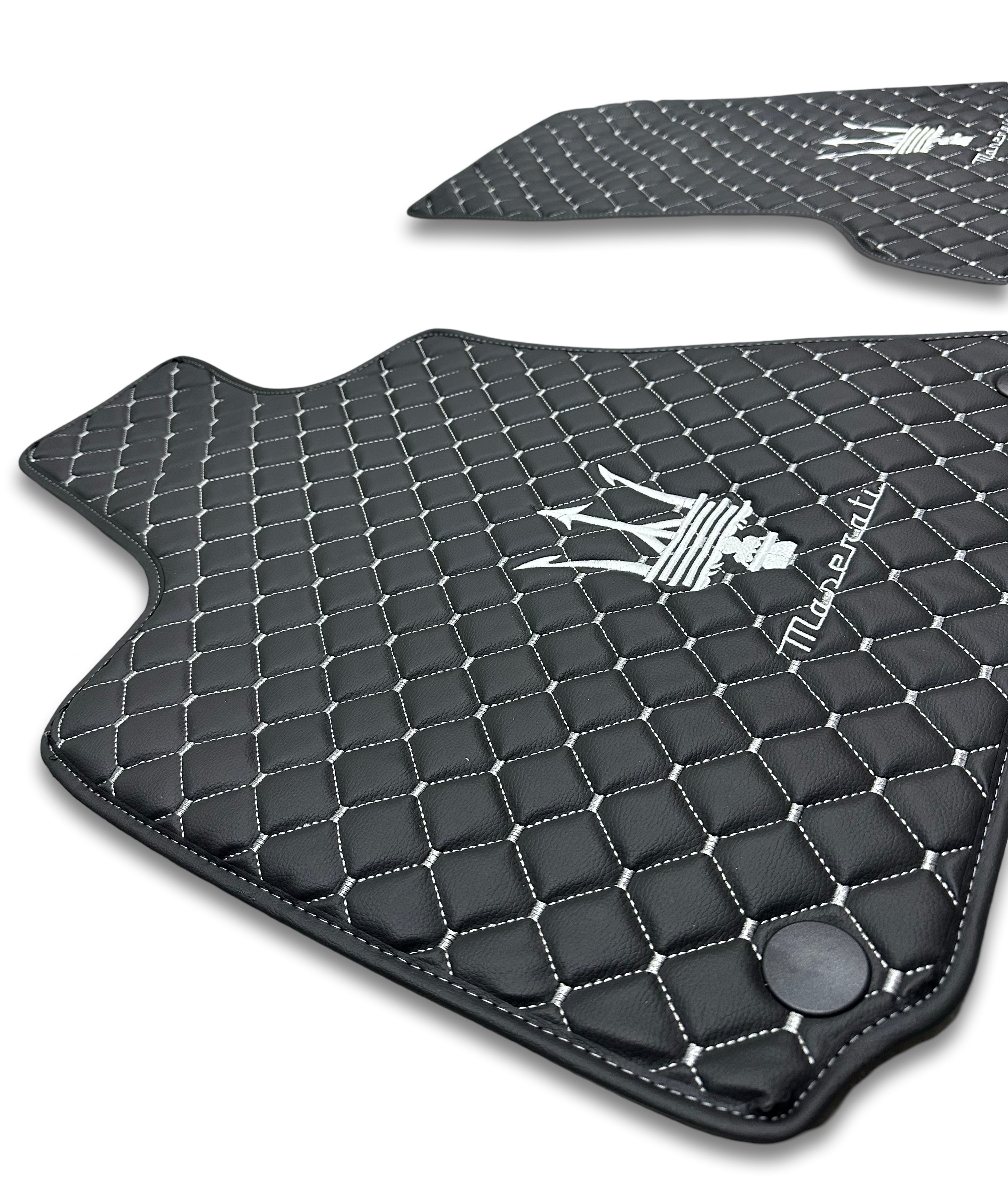 MASERATİ Tappetini per Auto di Lusso in Pelle | Adatto per Modelli Ghibli-Quattroporte-GranCabrio-GranTurismo-Levante-Grecale-MC20 | Pelle Nera e Cuciture Bianche