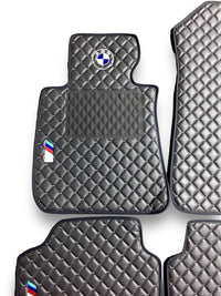 Luxuriöse Leder-Fußmatten fürs Auto, kompatibel mit BMW | Passend für 1er, 2er, 3er, 4er, 5er, 6er, 7er, 8er, X1, X2, X3, X4, X5, X6, X7, XM, Z4, i4, i5, i7, iX, M2, M3, M4, M5, M8 und mehr | Schwarzes Leder und schwarze Nähte