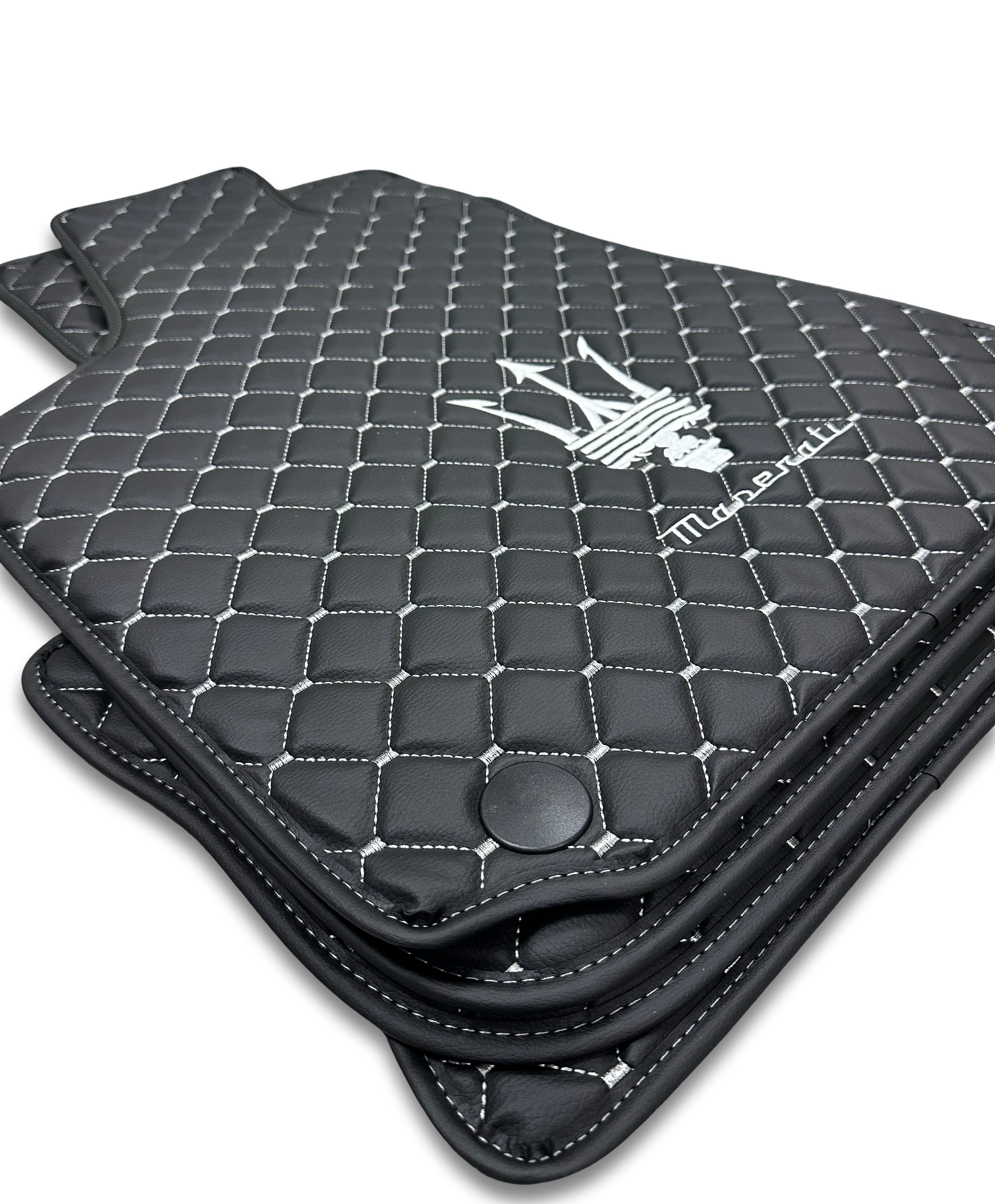 MASERATİ Tappetini per Auto di Lusso in Pelle | Adatto per Modelli Ghibli-Quattroporte-GranCabrio-GranTurismo-Levante-Grecale-MC20 | Pelle Nera e Cuciture Bianche