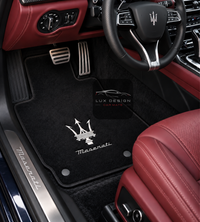 Tappetini auto di lusso in moquette compatibili con Maserati | Compatibili con Ghibli, Quattroporte, GranTurismo, GranCabrio, Levante, Grecale, MC20, MCPURA, 4200 GT e altri modelli | Bordo nero