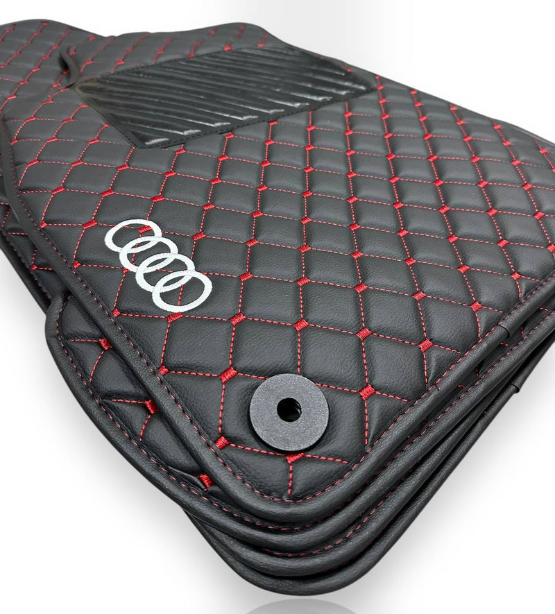 Luxe leren automatten compatibel met AUDI-modellen | Geschikt voor A1, A2, A3, A4, A5, A6, A7, A8, Q2, Q3, Q4 e-tron, Q5, Q6 e-tron, Q7, Q8, Q8 e-tron, e-tron GT, TT, R8, Allroad, S- en RS-modellen | Zwart leer en rode stiksels