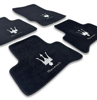 Tappetini auto di lusso in moquette compatibili con Maserati | Compatibili con Ghibli, Quattroporte, GranTurismo, GranCabrio, Levante, Grecale, MC20, MCPURA, 4200 GT e altri modelli | Bordo nero
