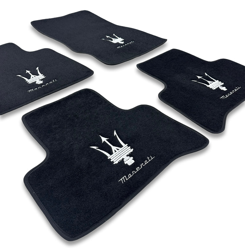 Tappetini auto di lusso in moquette compatibili con Maserati | Compatibili con Ghibli, Quattroporte, GranTurismo, GranCabrio, Levante, Grecale, MC20, MCPURA, 4200 GT e altri modelli | Bordo nero